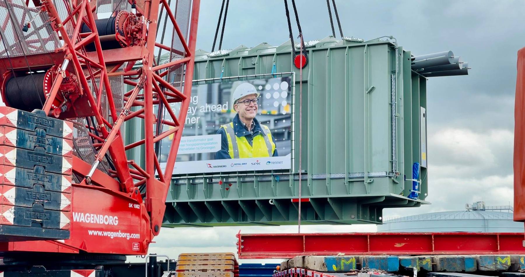 Fünf große Transformatoren zur Hochspannungsstation Vierverlaten