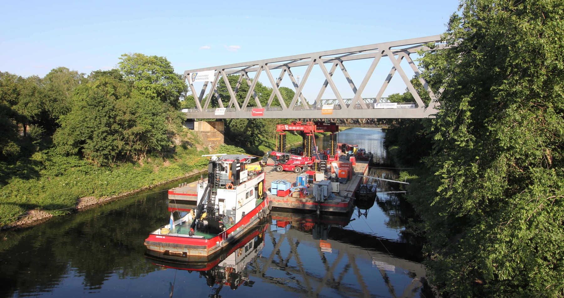 Teamwork an der 'Violette Brücke' in Duisburg